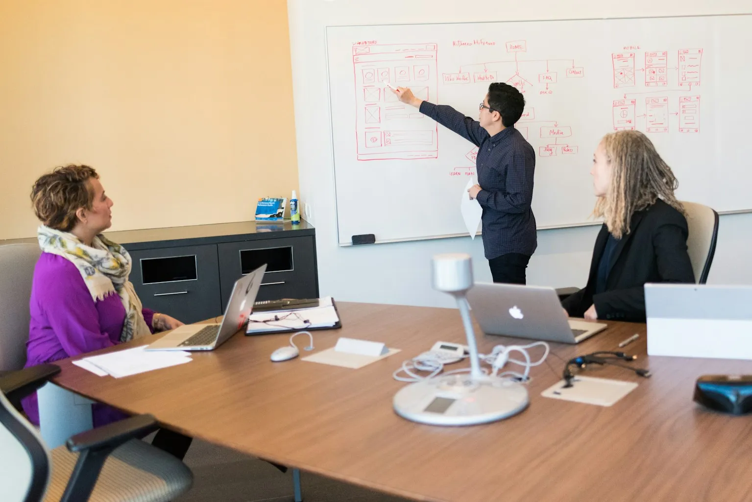 Build a digital platform to foster law-related knowledge sharing and professional development.